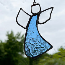 Lägg bild i galleriet, ängel 11 med dansande vingar, av återvunnet planglas (9-10 cm) - Fair Trade