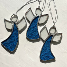 Lägg bild i galleriet, ängel 11 med dansande vingar, av återvunnet planglas (9-10 cm) - Fair Trade