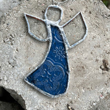 Lägg bild i galleriet, ängel 11 med dansande vingar, av återvunnet planglas (9-10 cm) - Fair Trade
