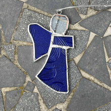 Lägg bild i galleriet, ängel 2 i återvunnet planglas (10 cm)  - Fair Trade
