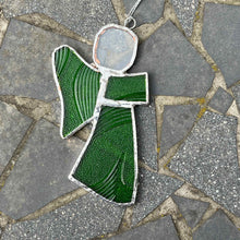 Lägg bild i galleriet, ängel 2 i återvunnet planglas (10 cm)  - Fair Trade