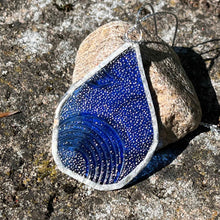 Lägg bild i galleriet, dopdroppe 2V i glas med vågstruktur (5,5 cm)