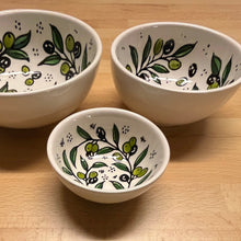 Lägg bild i galleriet, runda olivkvistskålar oliv 1+oliv 2+oliv 3, set om 3 - Fair Trade