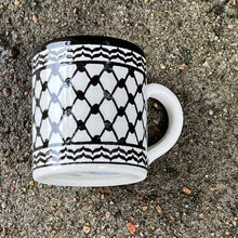 Lägg bild i galleriet, keramikmugg - kuffiyah - Fair Trade