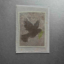 Lägg bild i galleriet, Handgjort sandkort 48 - fredsduva