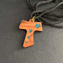 Lägg bild i galleriet, tau-kors med handmålade hjärtan Johannes 6 (3 cm) - blå