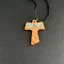 Lägg bild i galleriet, tau-kors med handmålad duvor Emanuel 10 (3 cm) - finns i olika färger