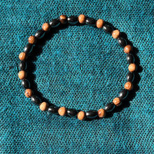 Lägg bild i galleriet, armband 17 - runda och ovala pärlor