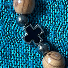 Lägg bild i galleriet, armband 26 - svart kors