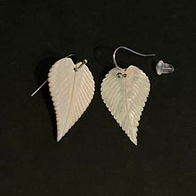 Lägg bild i galleriet, örhängen vita löv