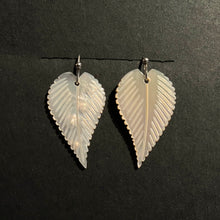 Lägg bild i galleriet, örhängen vita löv