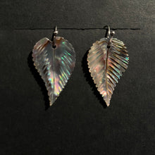 Lägg bild i galleriet, örhängen blå löv Hanna