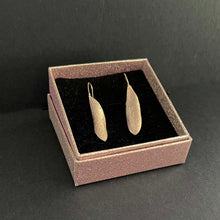 Lägg bild i galleriet, olivblad - örhängen i sterlingsilver