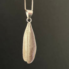 Lägg bild i galleriet, olivblad - halsband i sterlingsilver