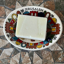 Lägg bild i galleriet, naturlig olivoljetvål från Nablus + tvålfat
