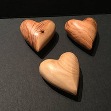 Lägg bild i galleriet, hjärta 3 i olivträ (5 cm)
