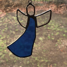 Lägg bild i galleriet, ängel 11 med dansande vingar, av återvunnet planglas (10 cm) - Fair Trade