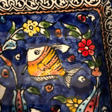 Lägg bild i galleriet, keramikfat - fiskar 2 blå - Fair Trade