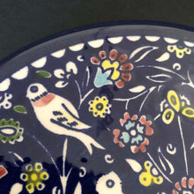 Lägg bild i galleriet, keramikfat - blommor o fåglar 1 (16,5 cm)