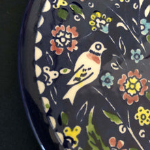 Lägg bild i galleriet, keramikfat - blommor o fåglar 1 (16,5 cm)