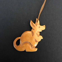 Lägg bild i galleriet, känguru Kent (4,5 cm) brosch + hänge