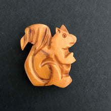 Lägg bild i galleriet, ekorre Erik (3 cm) brosch + hänge