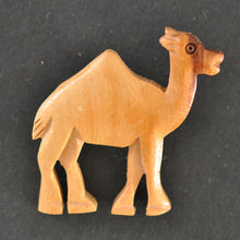 Lägg bild i galleriet, kamel brosch Kalle (4 cm)
