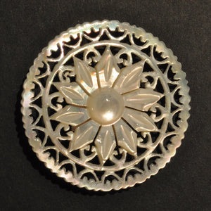brosch i pärlemor - Priscilla (4 cm)